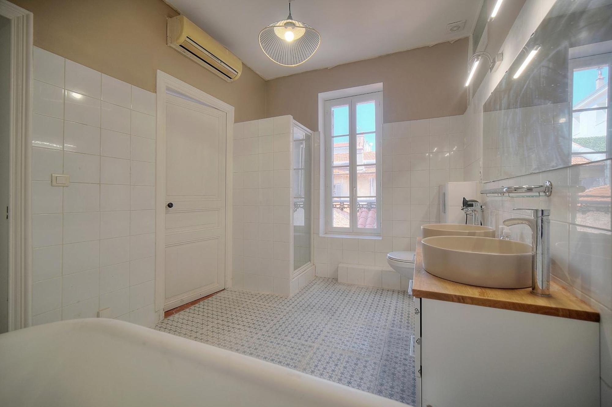 Center Palais Retreat: 4br Near Croisette Apartment Cannes
